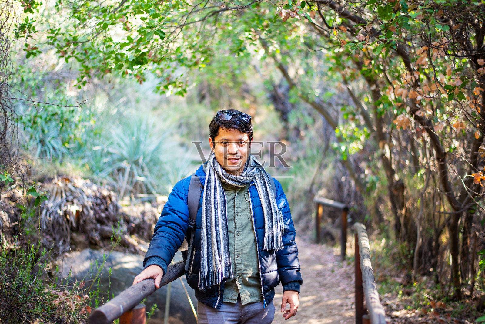 森林里一个男人的画像照片摄影图片