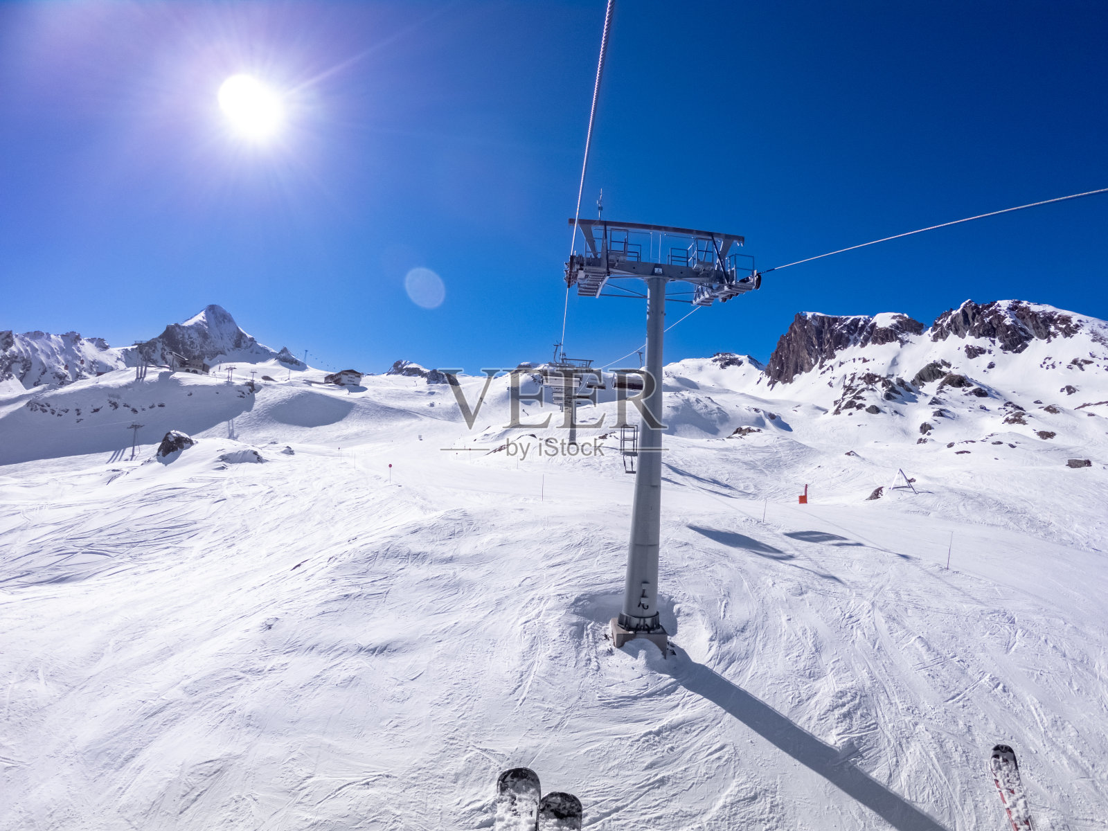 冬季一个阳光明媚的日子里的冰川滑雪场照片摄影图片