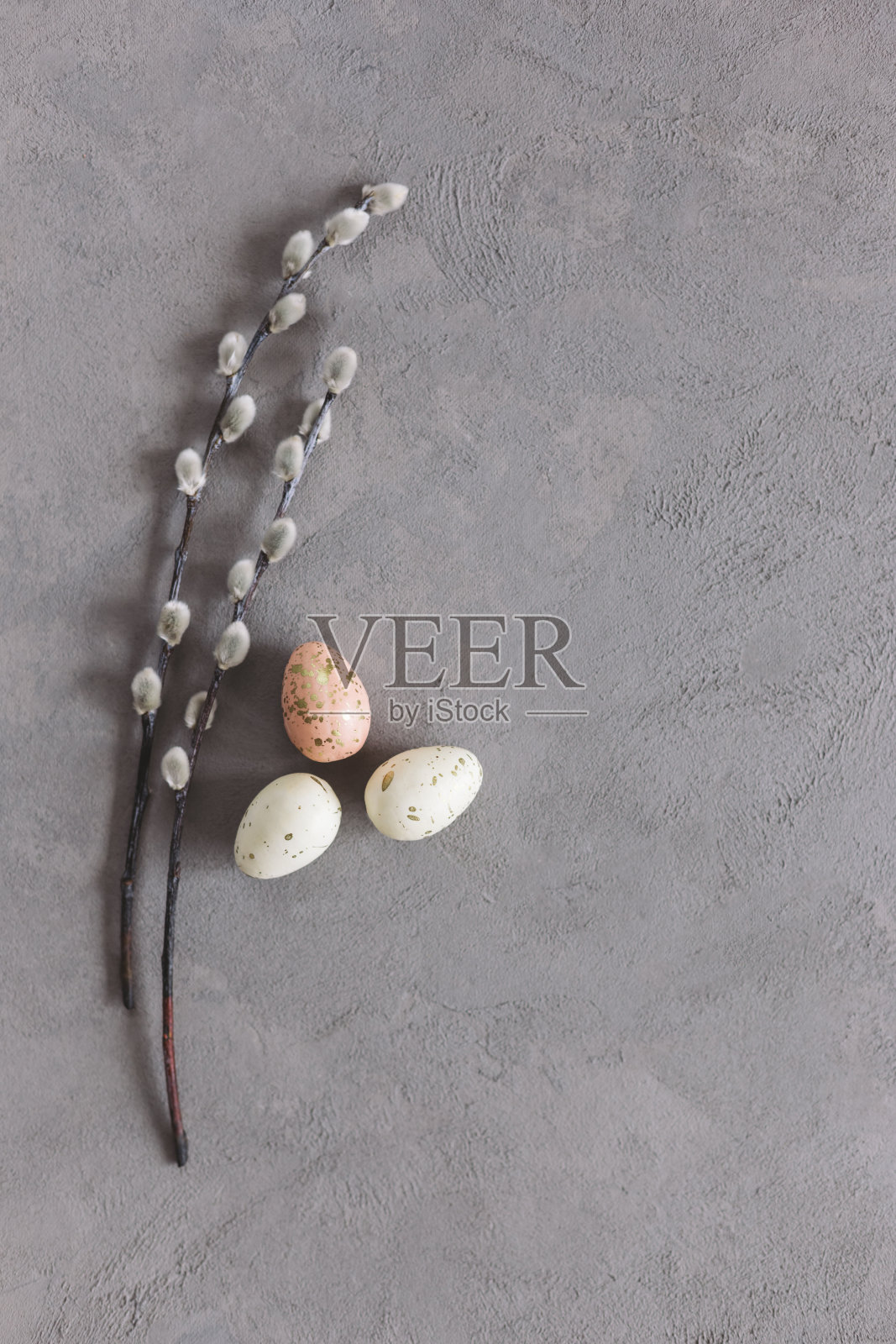 复活节背景与鸡蛋和春天柳枝。柔和的颜色。照片摄影图片