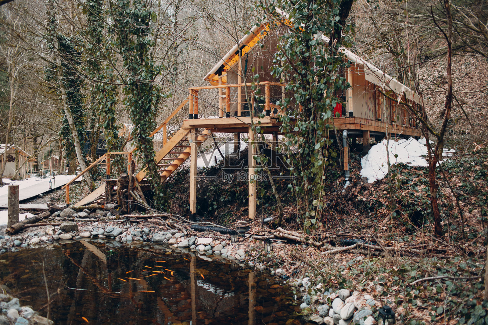 豪华露营豪华露营。迷人的露营帐篷在森林池塘。照片摄影图片