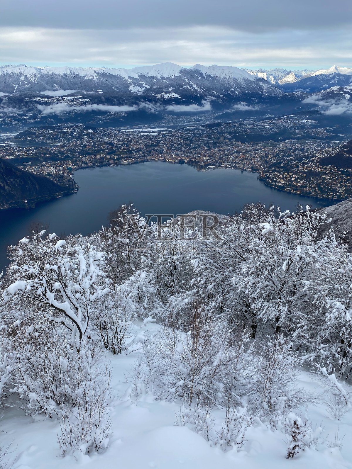 伦巴第的雪山照片摄影图片