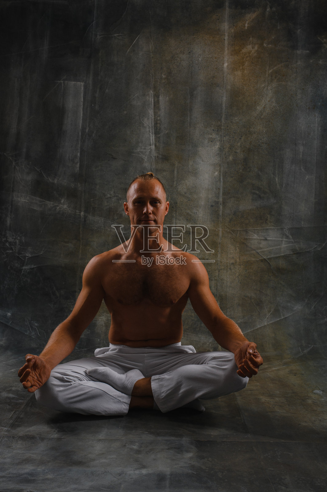 英俊的男人做瑜伽姿势孤立在一个白色的背景照片摄影图片