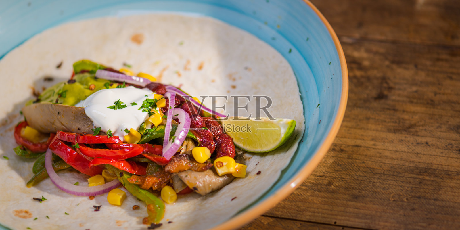 用碗盛装的素食玉米饼。自制的墨西哥餐。照片摄影图片