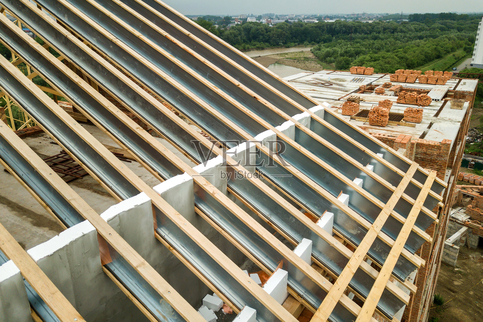 不锈钢屋面结构，用于未来施工屋面。屋顶金属框架的发展。照片摄影图片