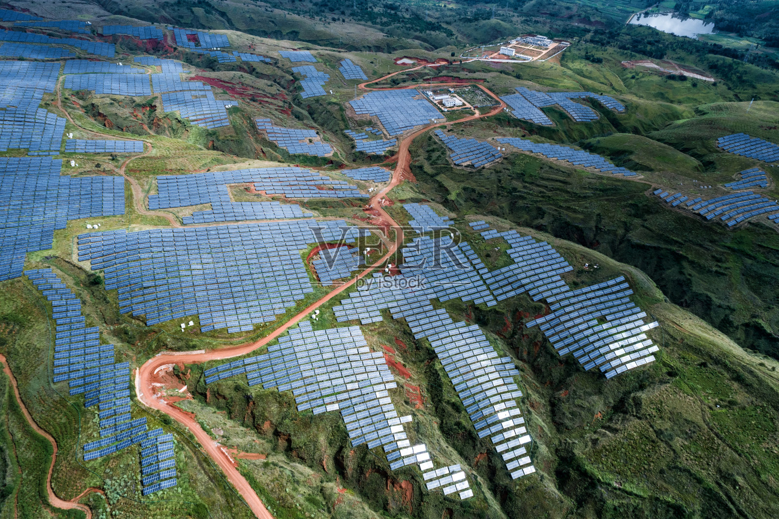 航拍在郁郁葱葱的山坡上的光伏电站照片摄影图片