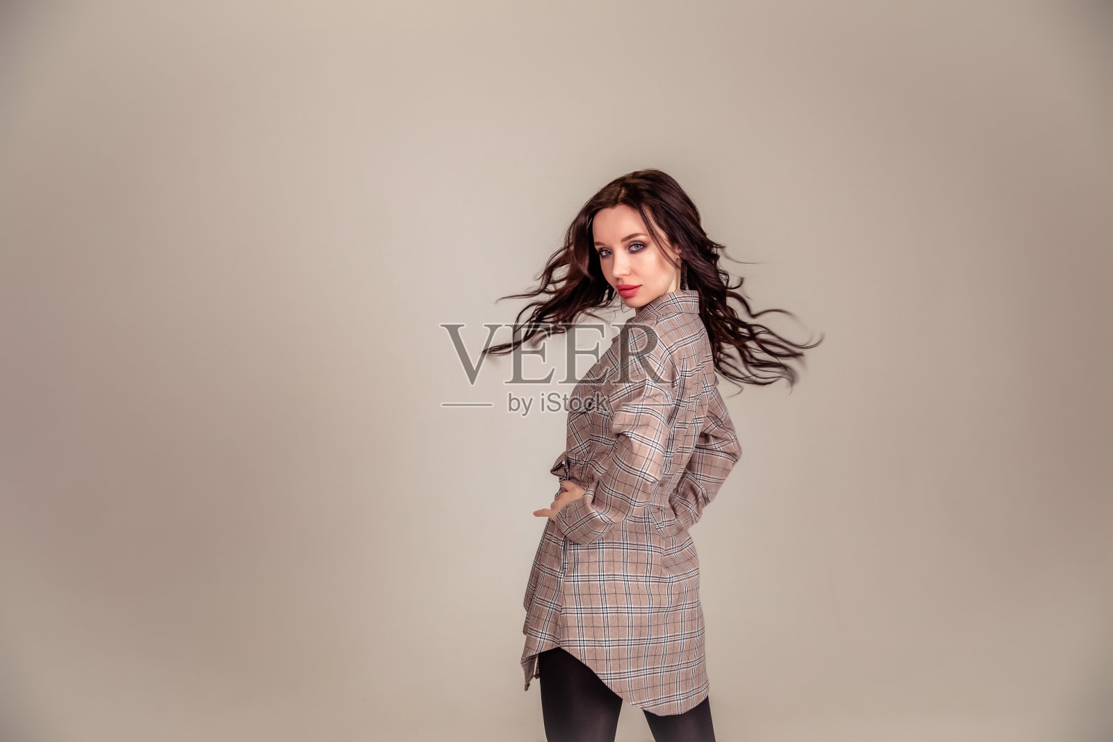 一个漂亮的留着长发的黑发姑娘的肖像。女商人照片摄影图片