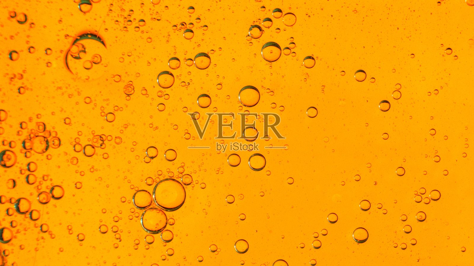 油泡在水面上运动，在黄红背景上，宏，飞溅画面，模板，复制空间照片摄影图片