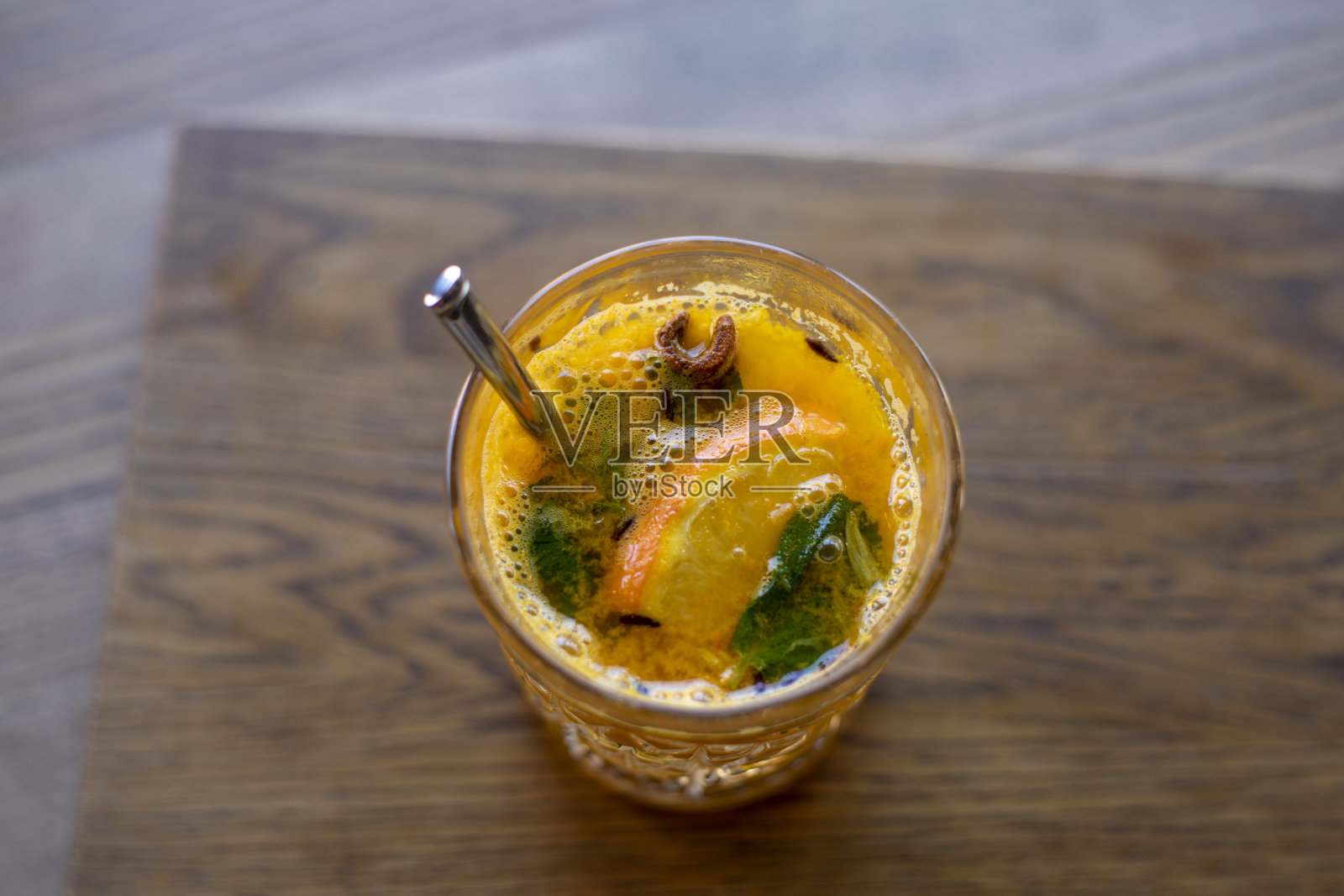 海“u200b”u200沙棘茶与橘子和薄荷放在木桌上照片摄影图片