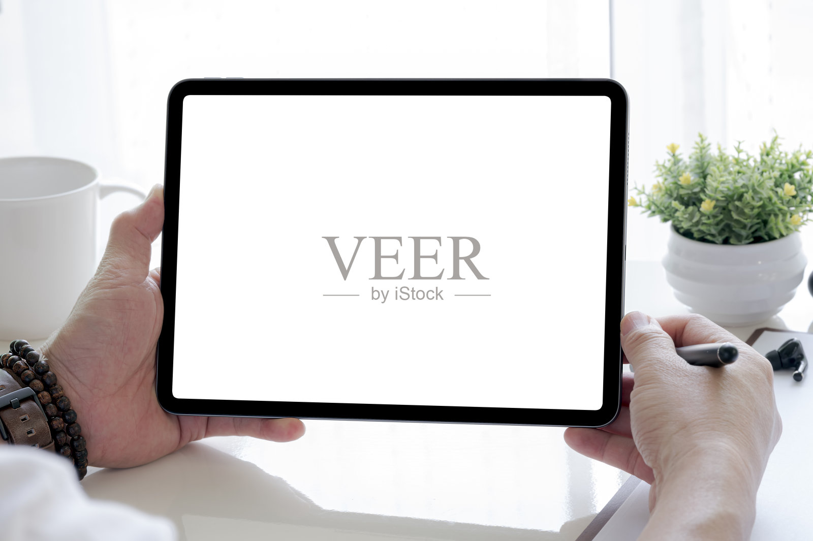 男人的手拿着空白屏幕平板电脑的特写图像。照片摄影图片