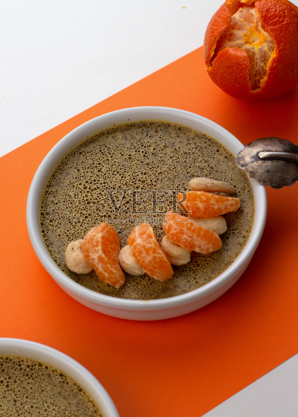 传统斯里兰卡椰奶布丁，配以腰果和橘子照片摄影图片