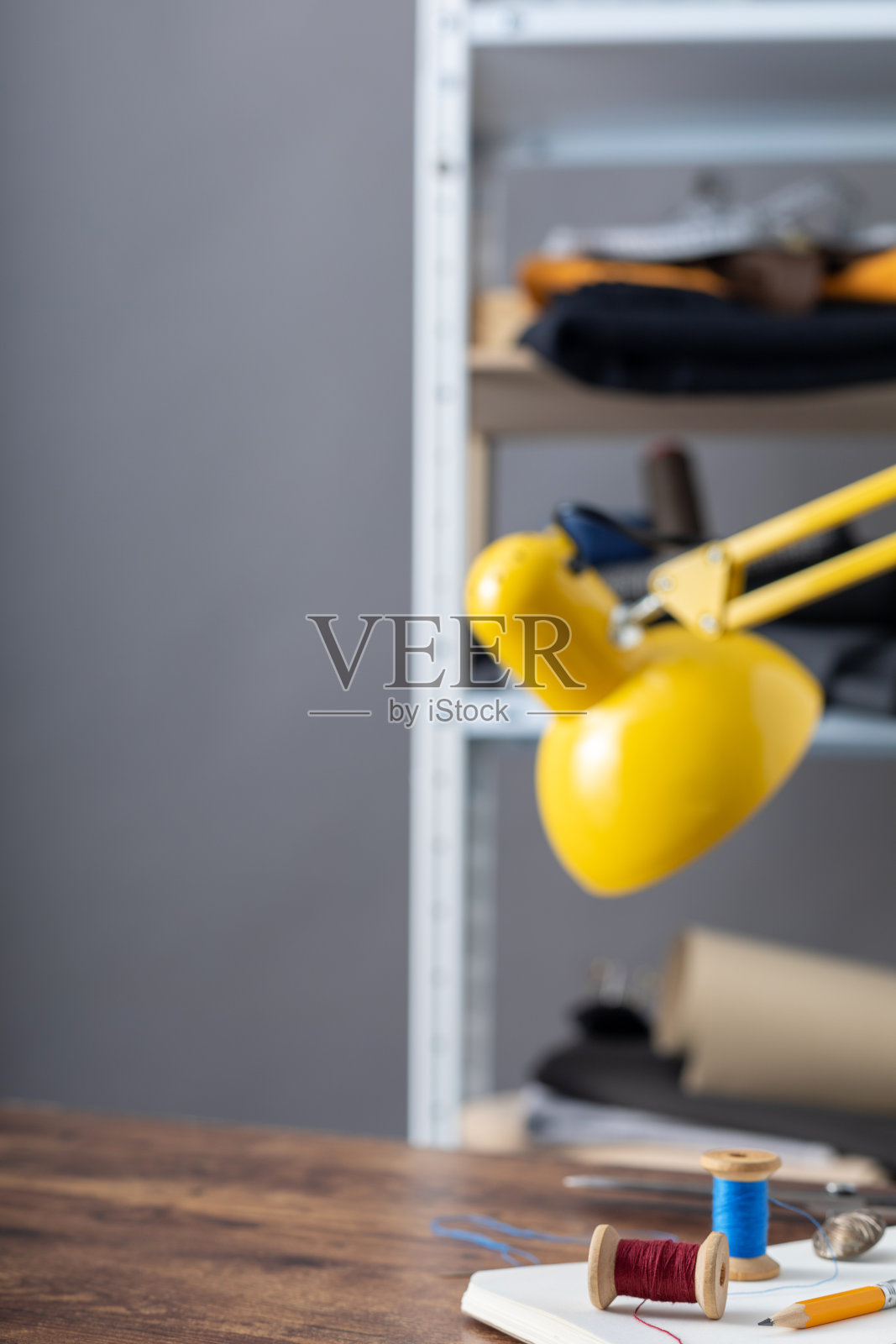 裁缝或缝纫配件和用品或工具与笔记本桌上，创意概念的服装工作室照片摄影图片