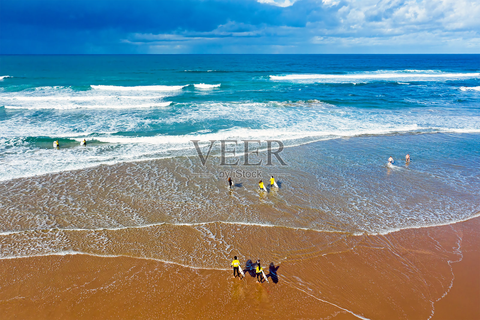 航拍从冲浪者得到冲浪课在普拉亚谷Figueiras在葡萄牙照片摄影图片