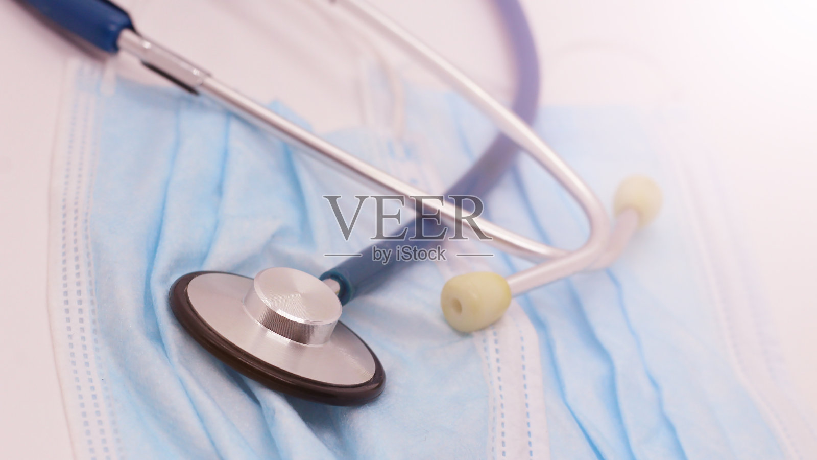 听诊器和医用口罩照片摄影图片