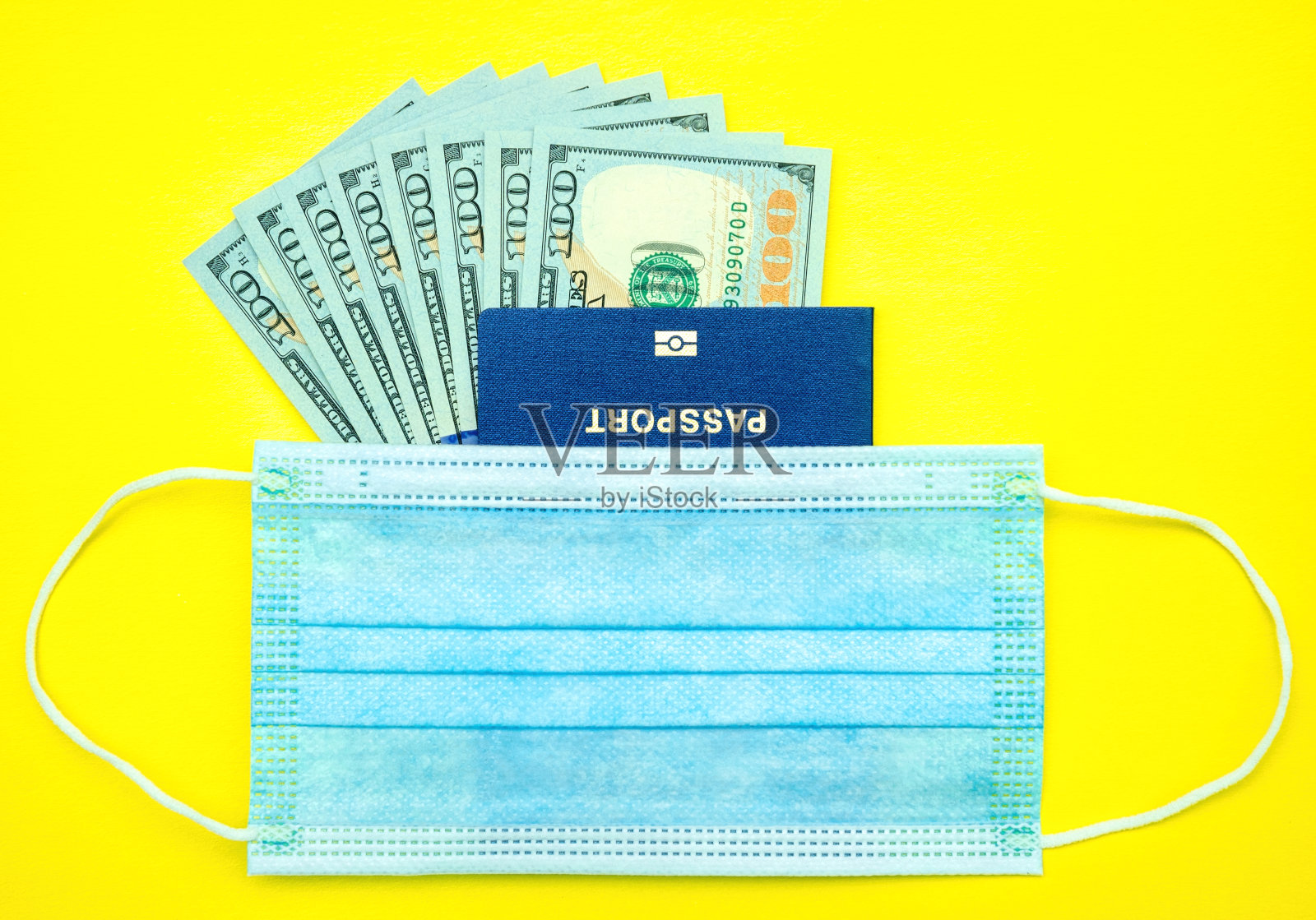 医用口罩和护照：疫情期间的旅行照片摄影图片