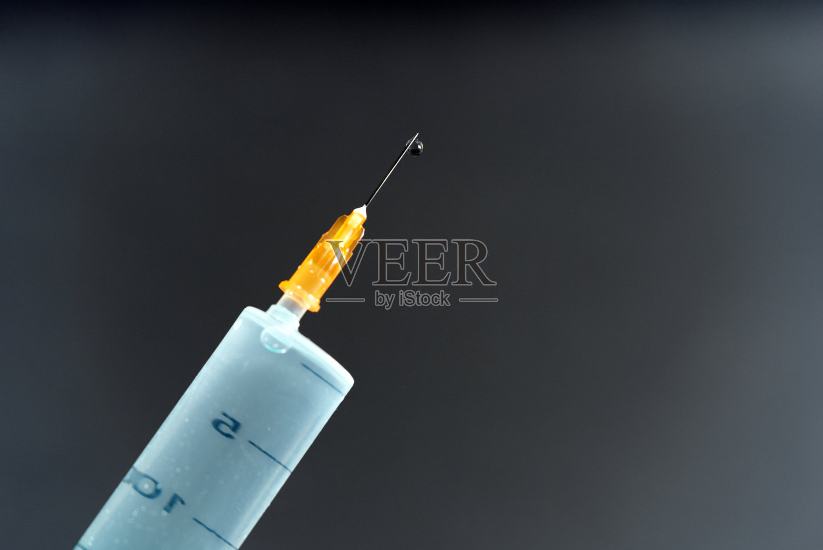 注射器24ml，氯化钠0,9%，特写。照片摄影图片