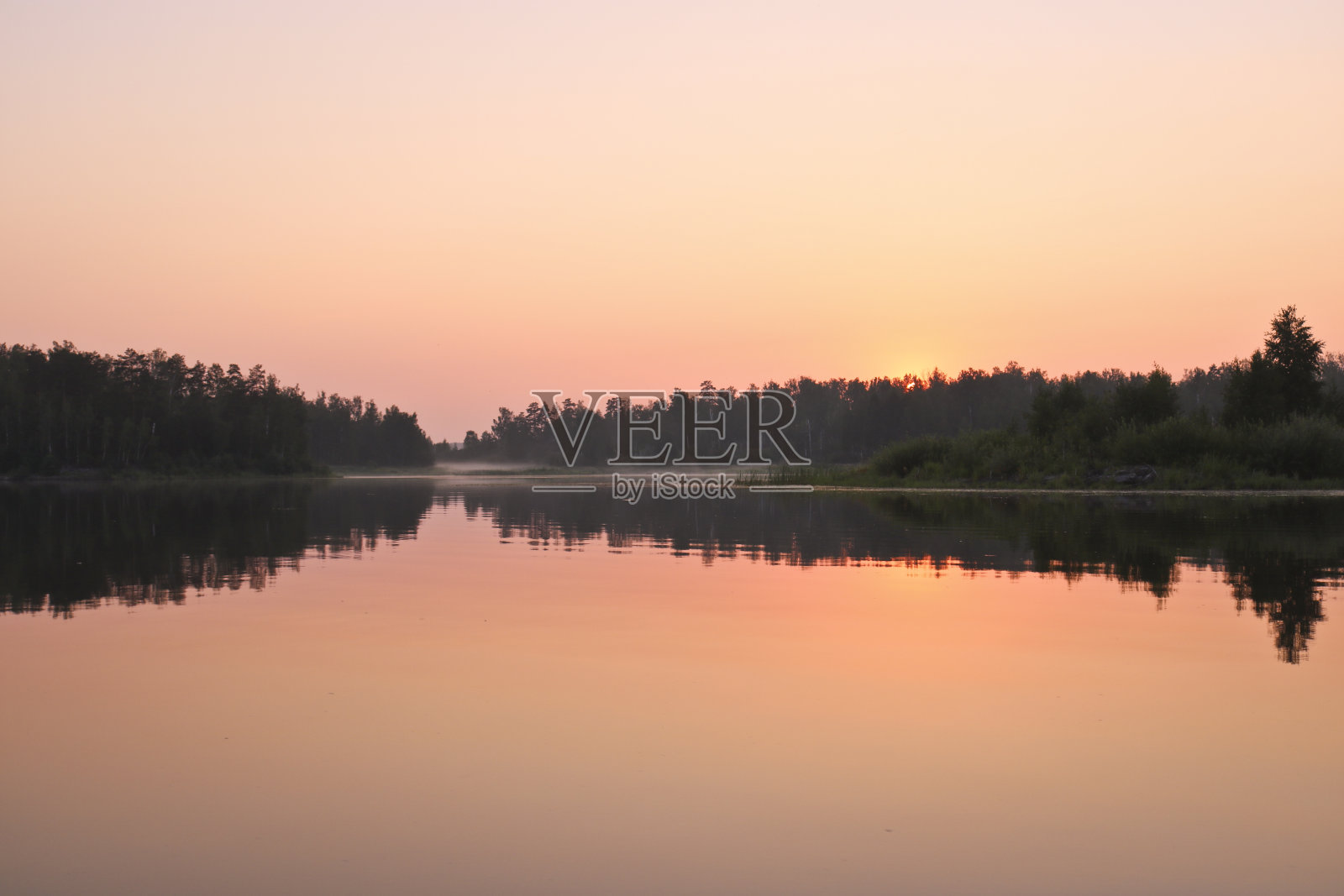 清晨，水面平静，湖面雾蒙蒙。夏天的风景。俄罗斯车里雅宾斯克的阿尔加金斯科水库照片摄影图片