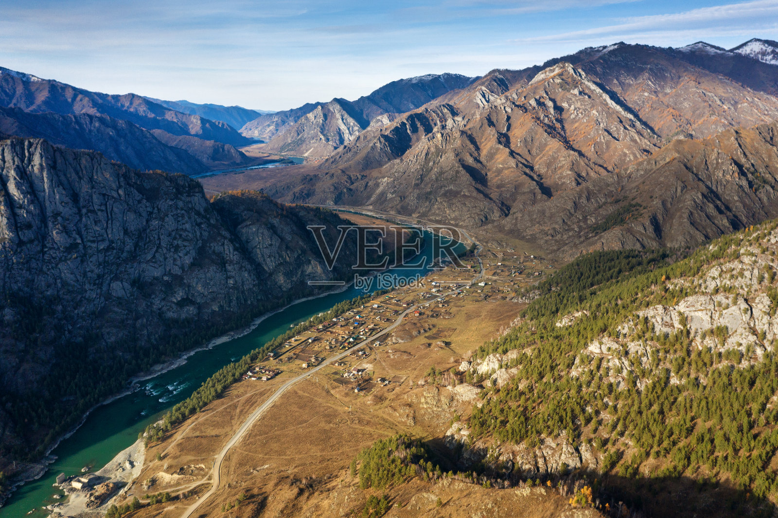 秋天的阿尔泰山。Katun河。Elanda村庄。鸟瞰图。照片摄影图片