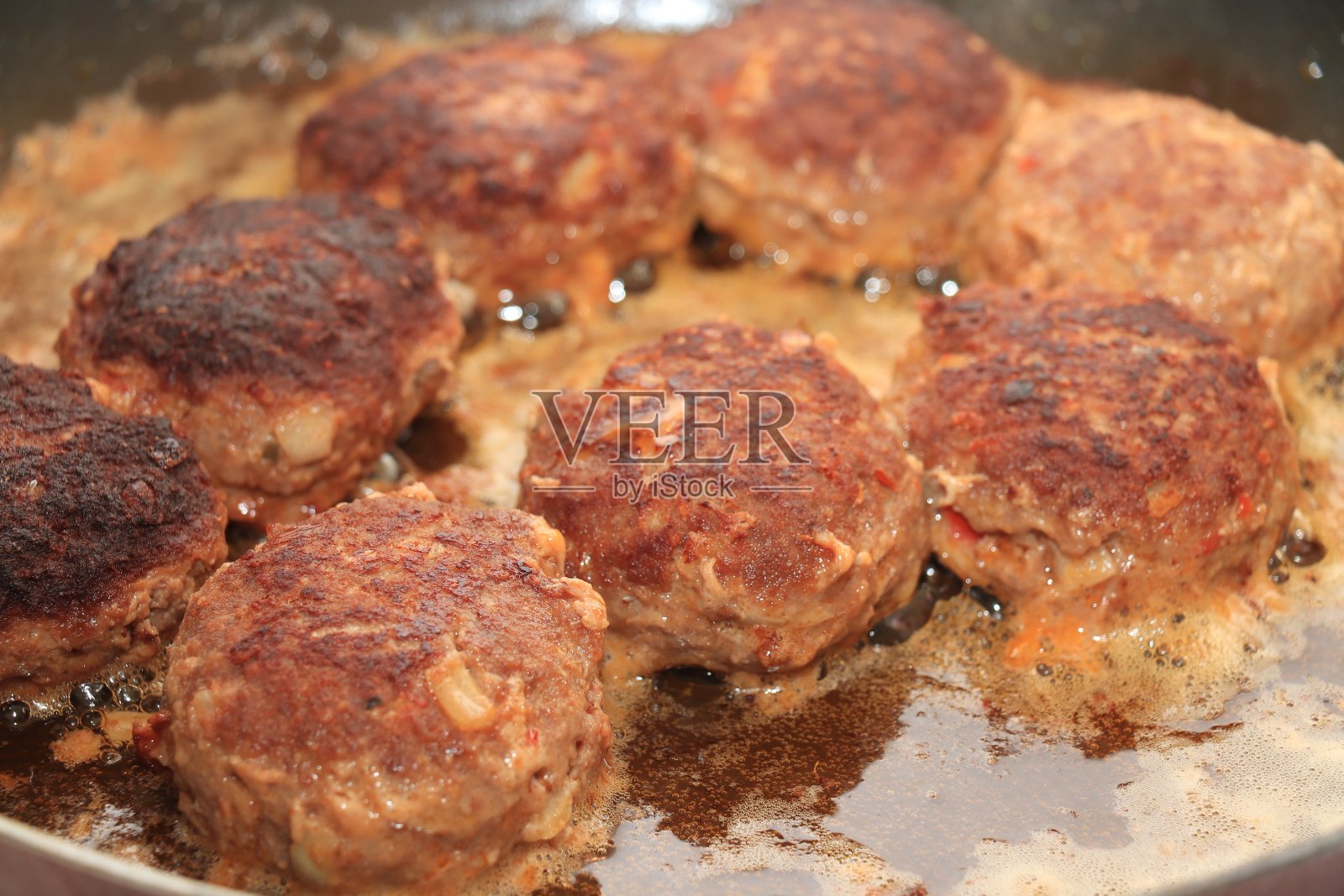 在平底锅里煎肉丸照片摄影图片