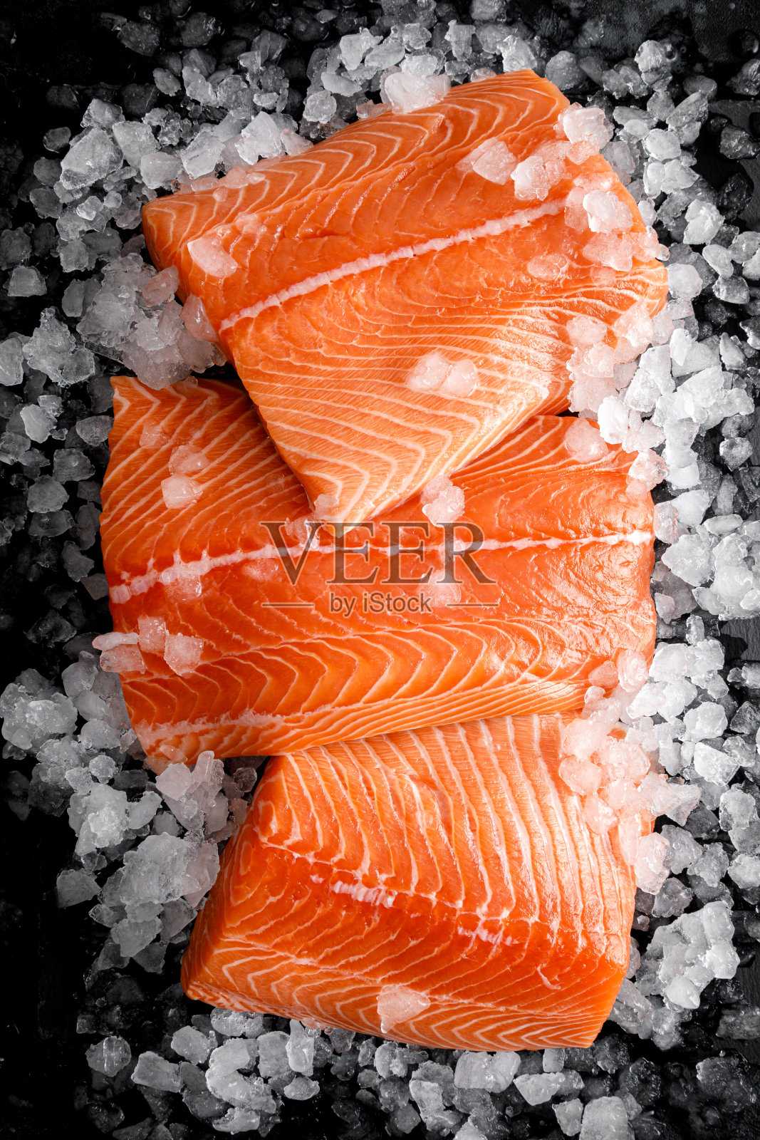 大马哈鱼鱼片。冰冻的新鲜生鲑鱼片照片摄影图片