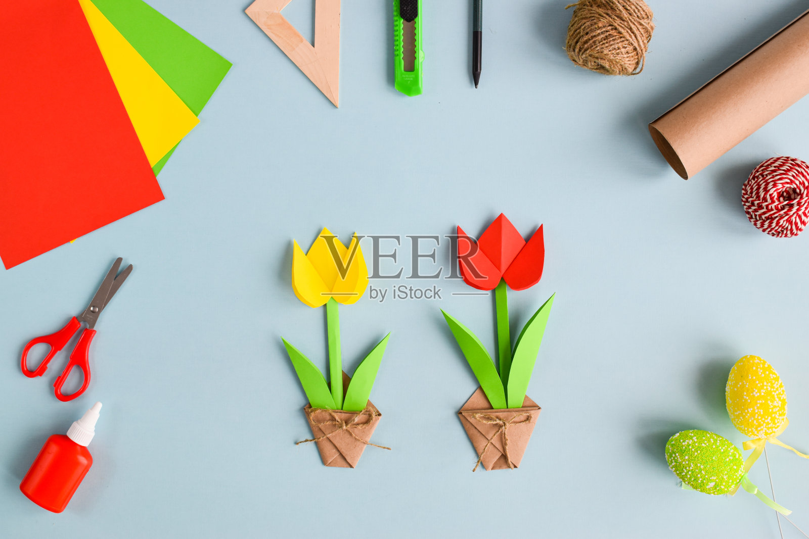 彩纸做的郁金香。一步一步的指示。8 .将花和花盆连接并粘在一起。平铺。DIY照片摄影图片