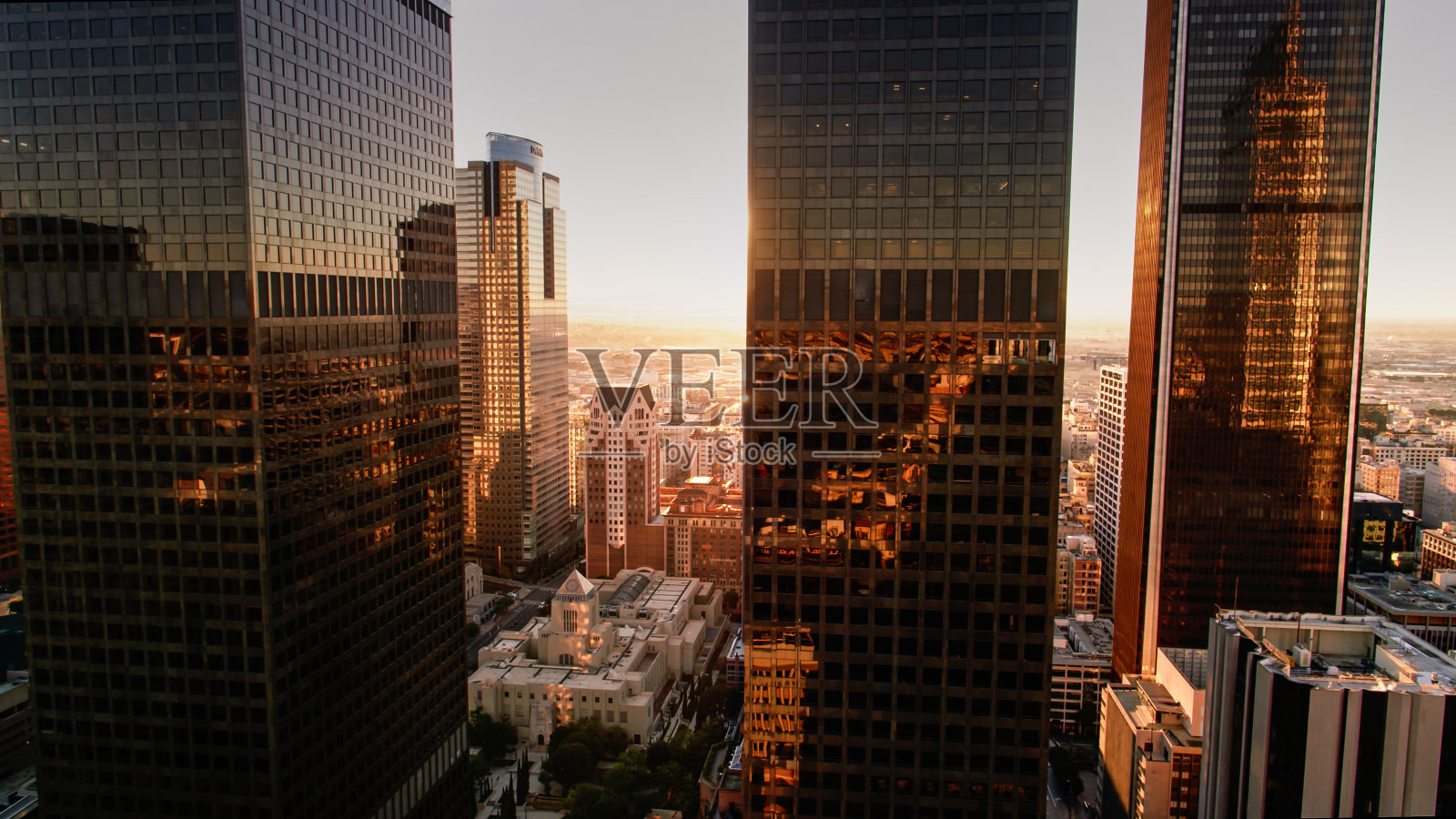 太阳升起之间的市中心洛杉矶办公大楼-无人机射击照片摄影图片