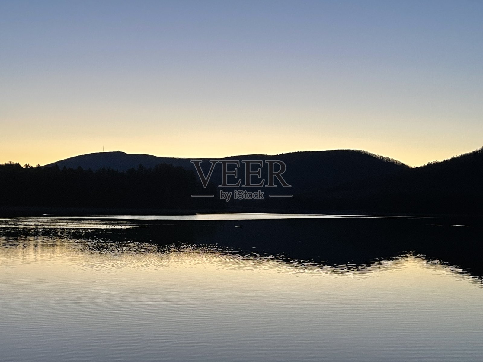 日出时的山影照片摄影图片