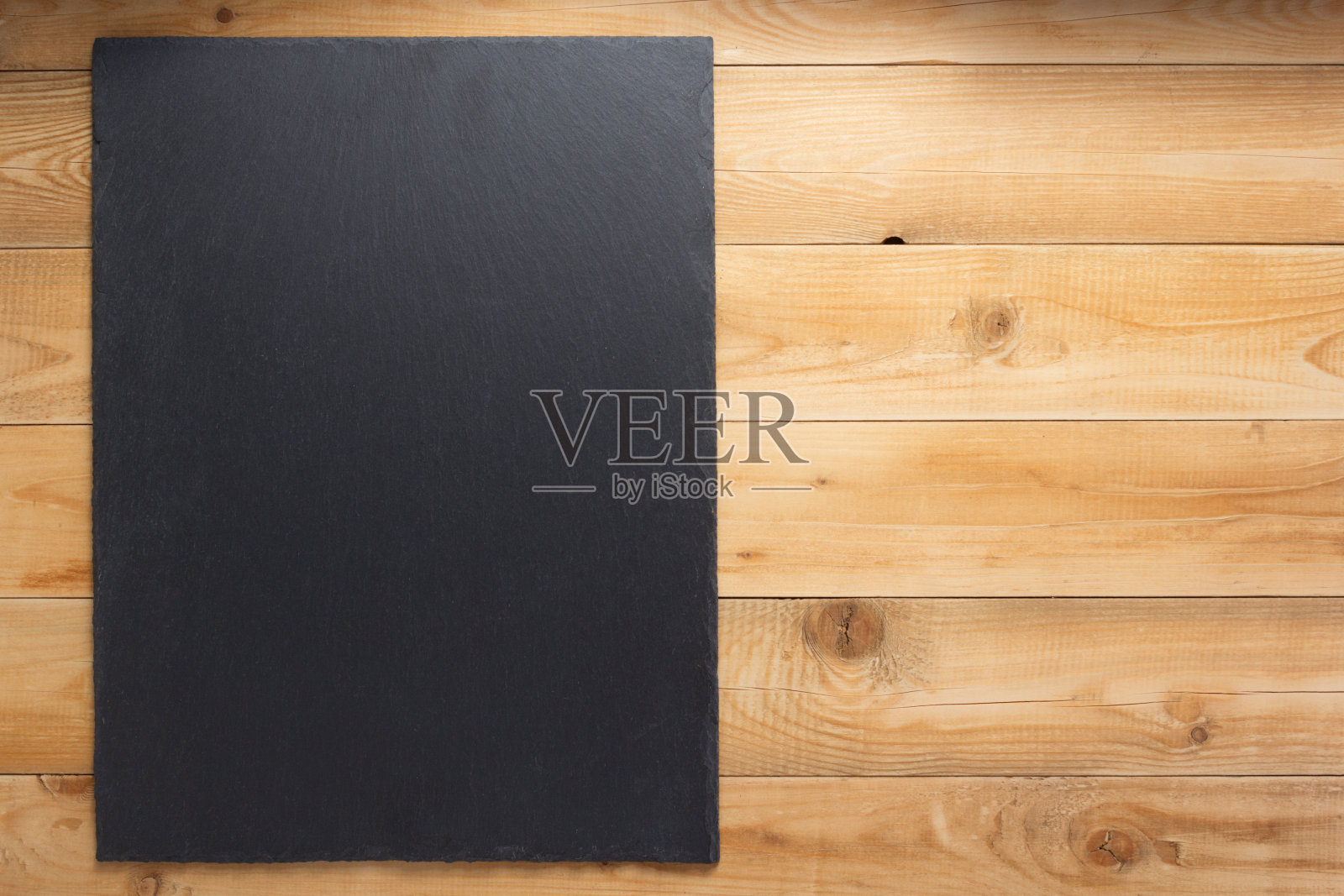 木板上的黑色石板。板岩背景纹理照片摄影图片