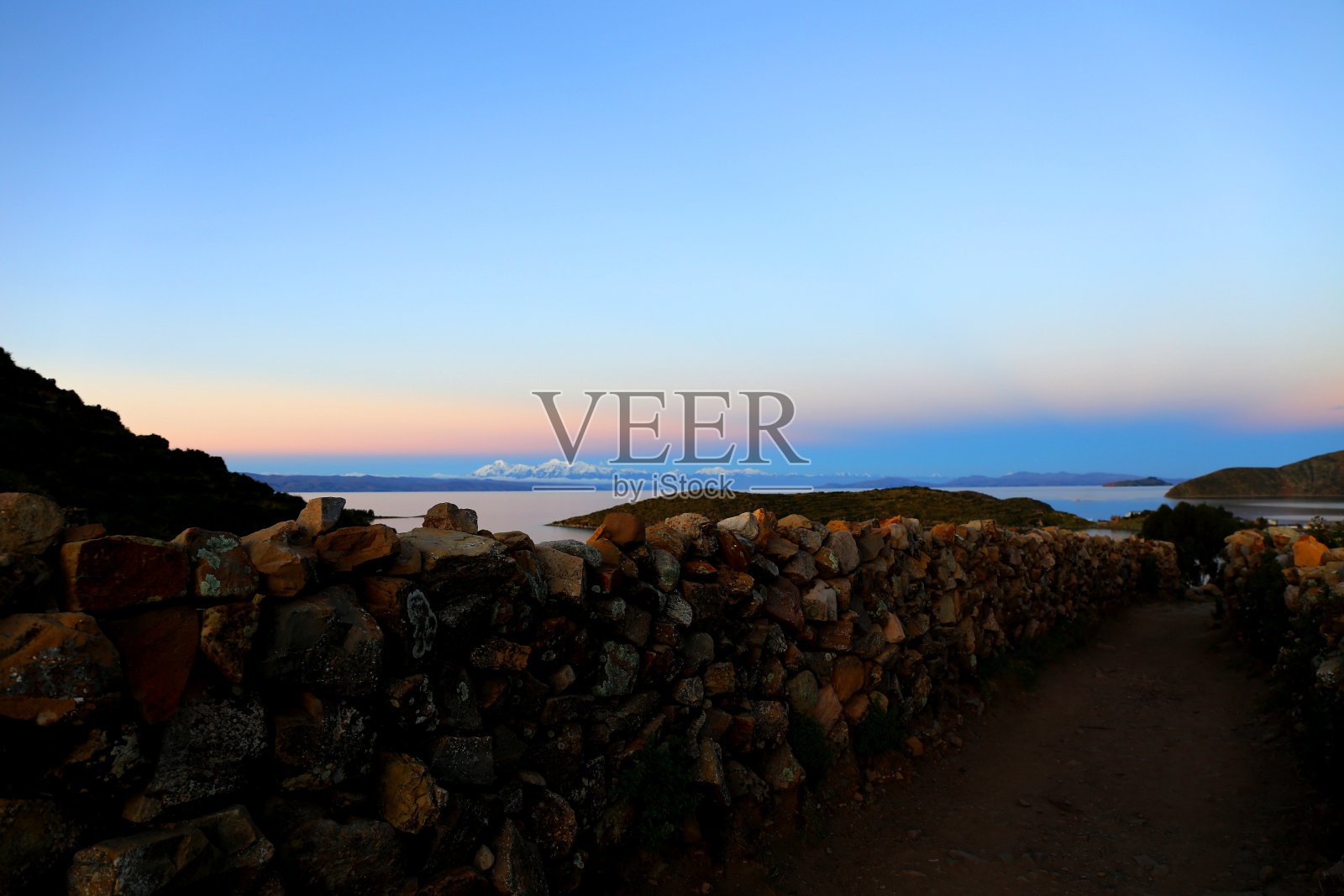 世界上最深的高海拔湖泊——玻利维亚的喀喀湖照片摄影图片