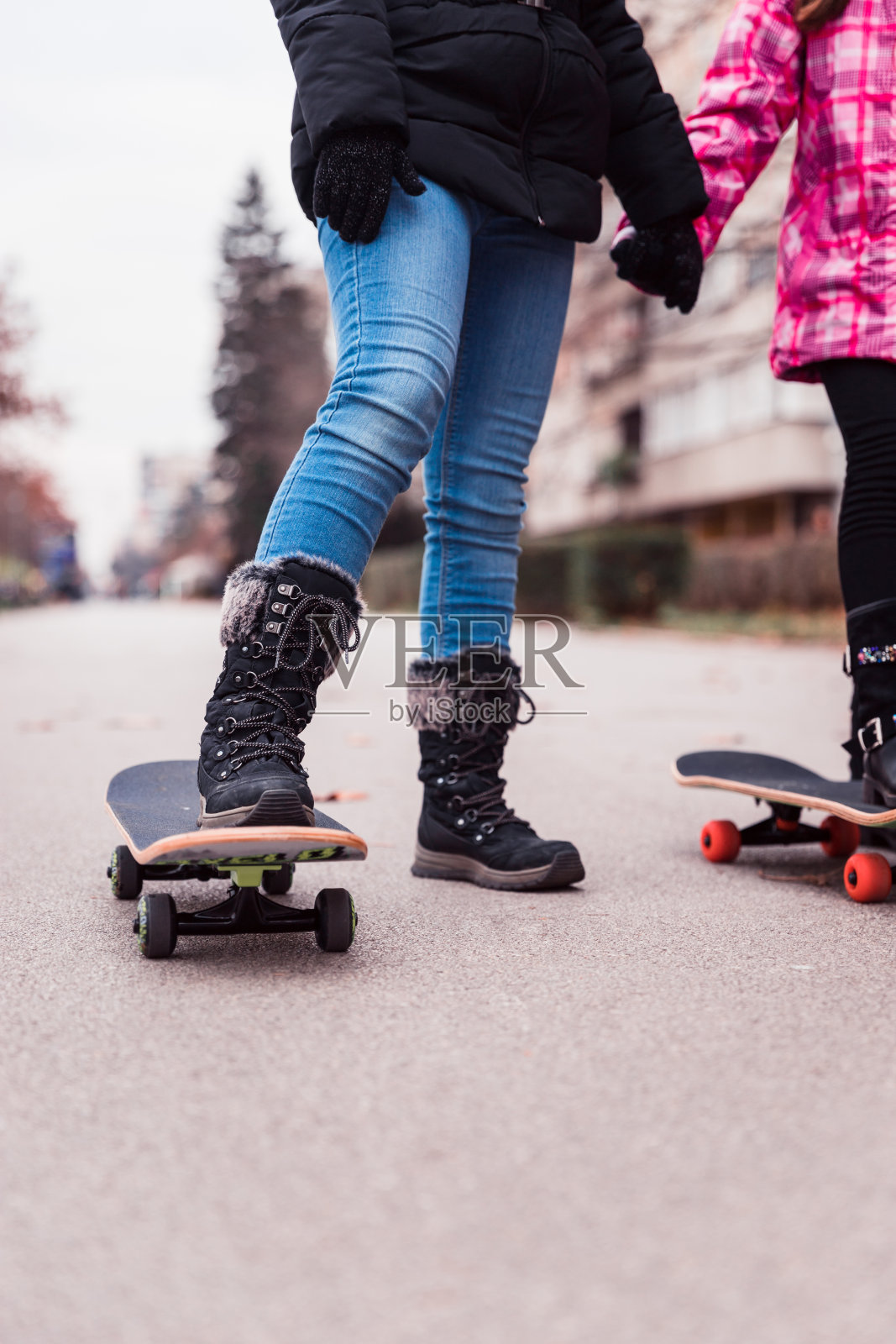 近距离的孩子的脚站在滑板上照片摄影图片