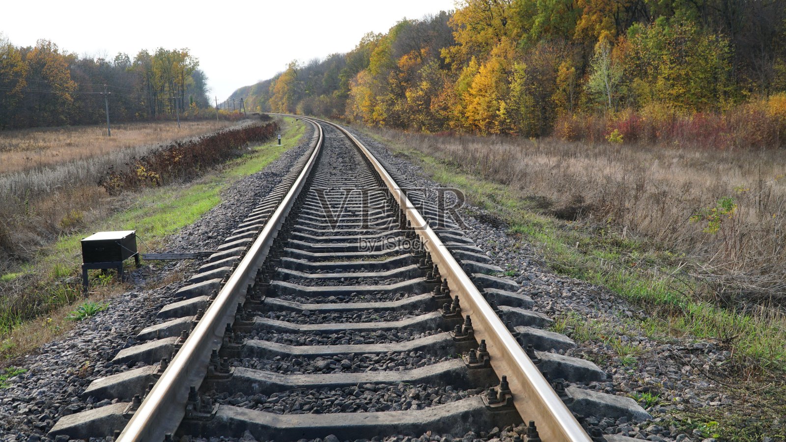 铁路。铁路通向远方的长度。前进的前景。照片摄影图片