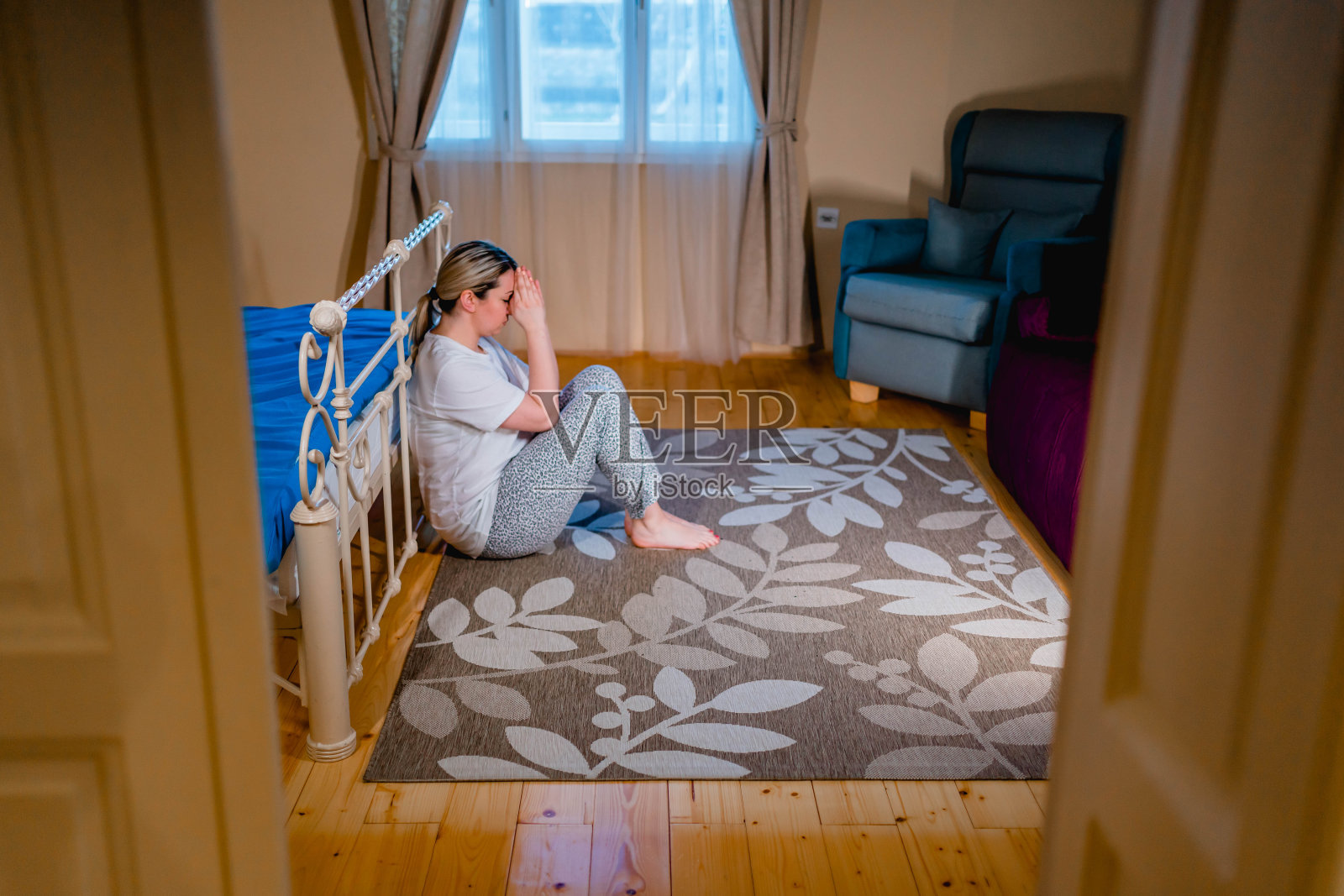 沮丧的女人坐在地板上照片摄影图片