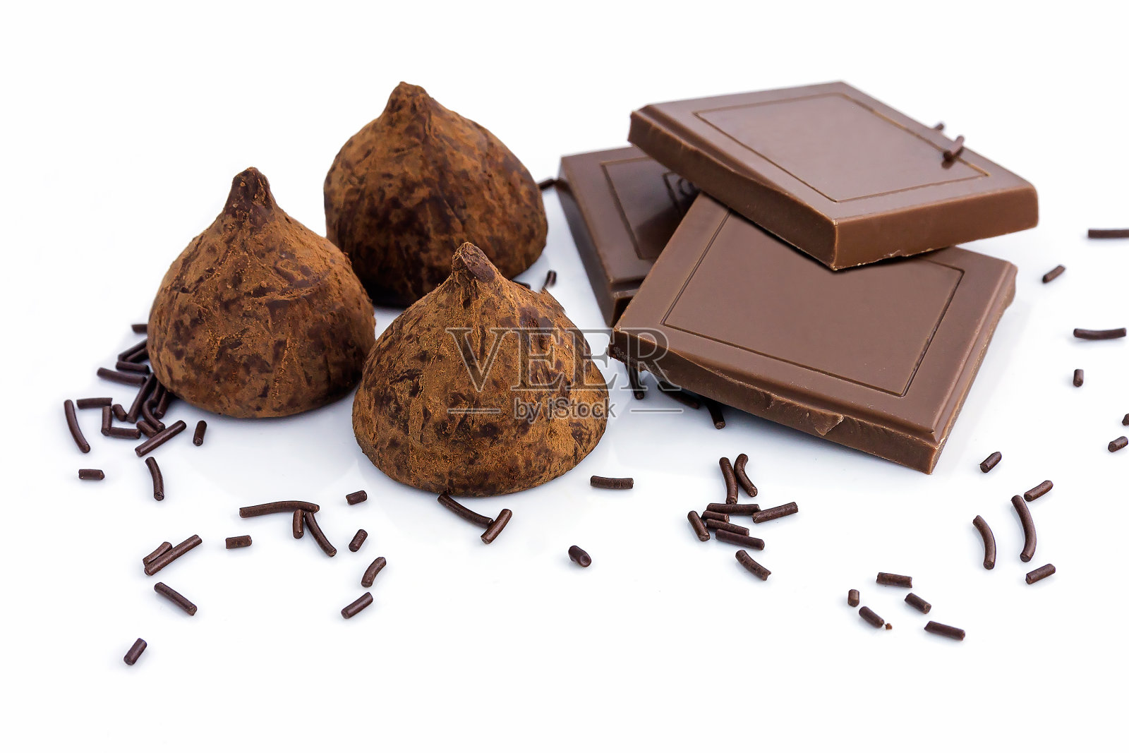巧克力松露糖果和碎巧克力块在孤立的白色背景。照片摄影图片
