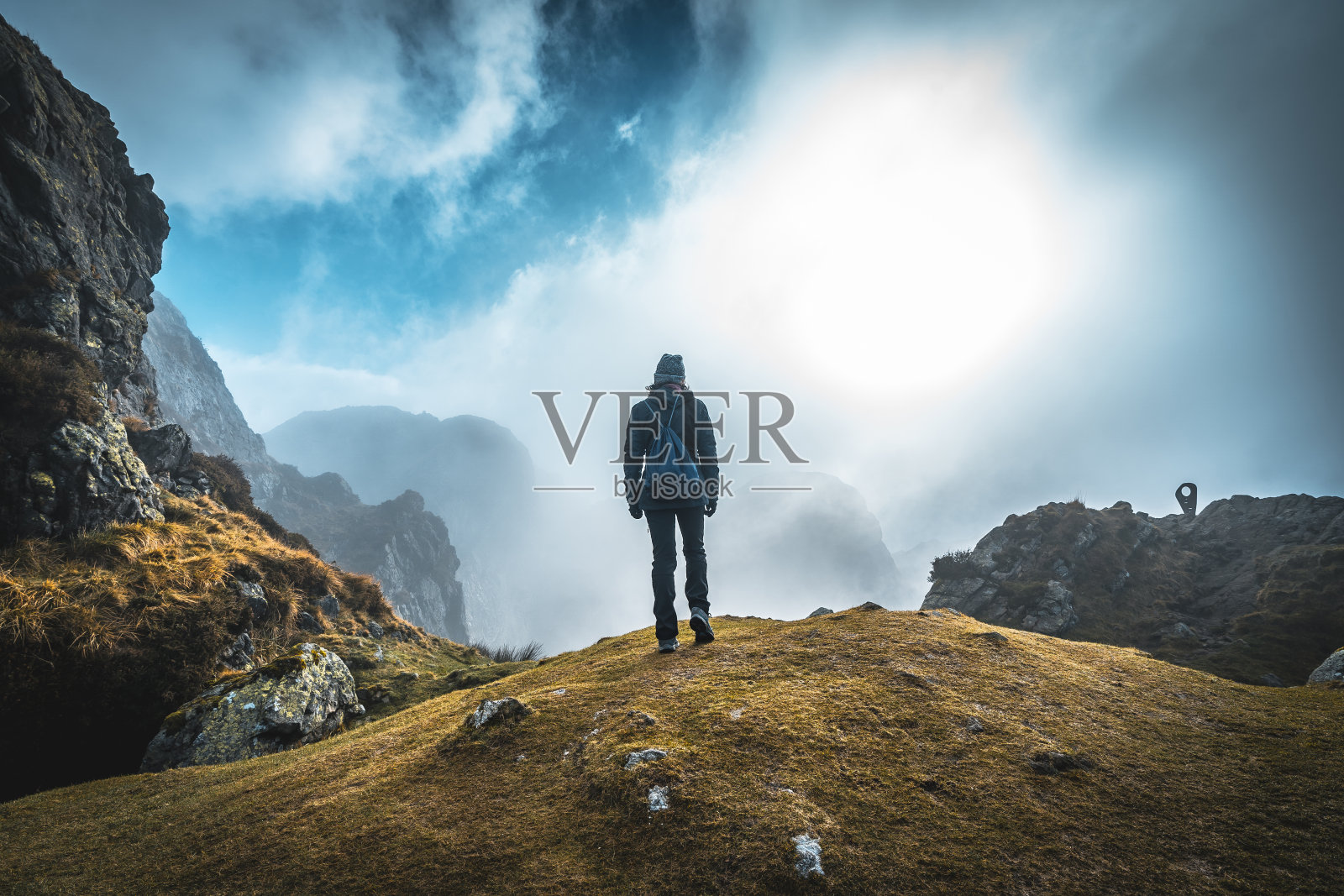 在Oiartzun的Aiako Harriak山顶，一名年轻女子在雾中爬上山顶。巴斯克地区照片摄影图片