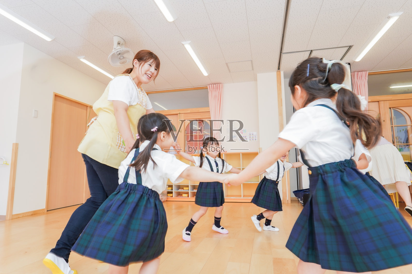 幼儿园的孩子和老师在跳舞照片摄影图片