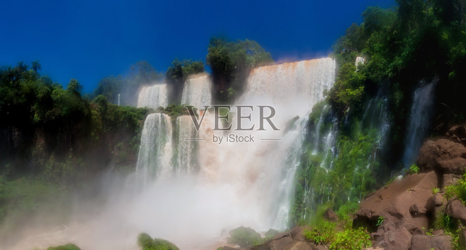 伊瓜苏瀑布位于巴西和阿根廷的交界处照片摄影图片