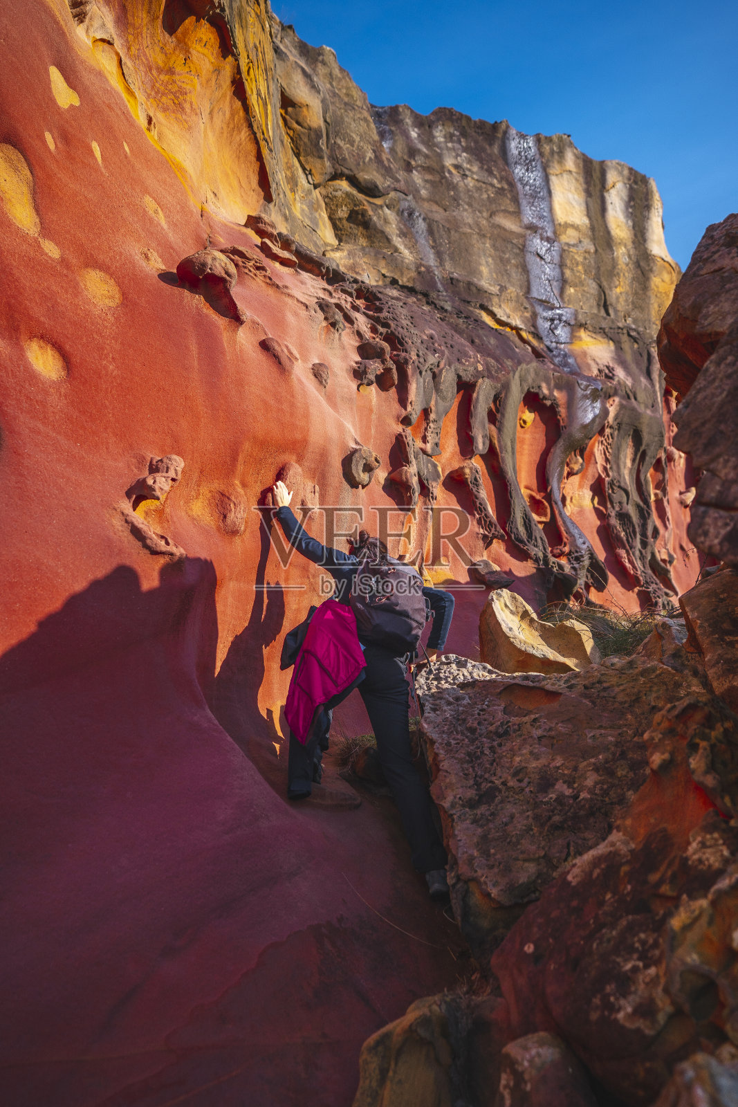 一个年轻的女孩在Jaizkibel山上的Labetxu的地形上行走。巴斯克地区照片摄影图片