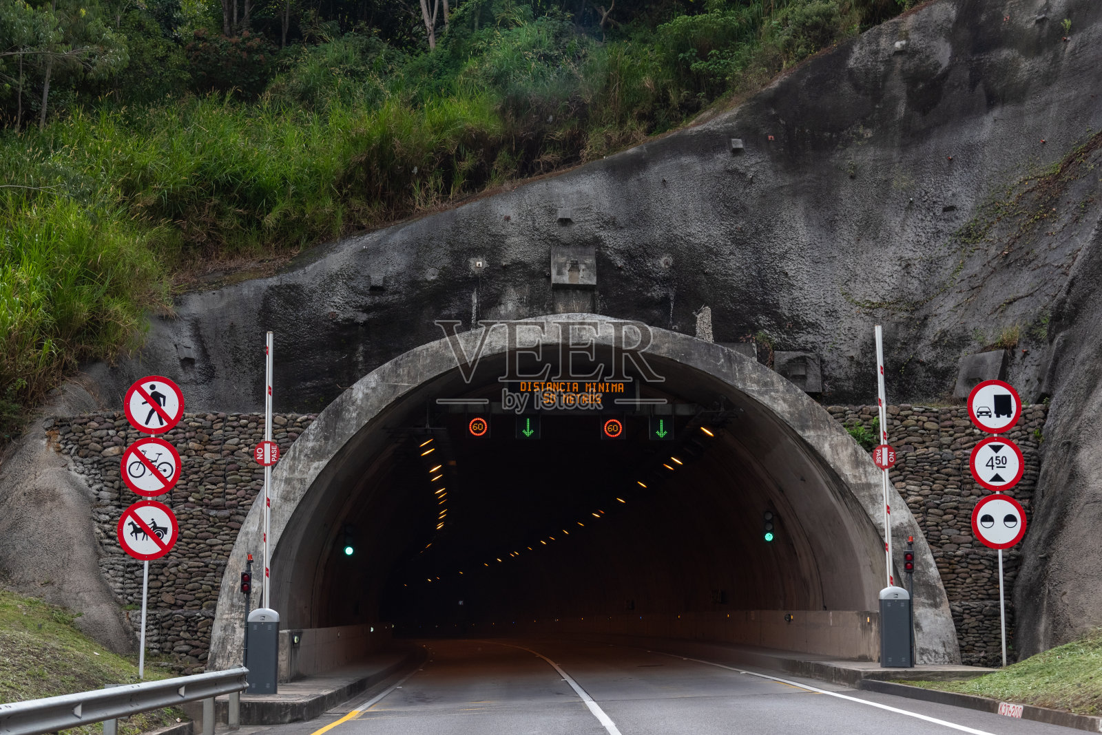 连接波哥大和东部维拉维森西奥平原的高速公路隧道。照片摄影图片