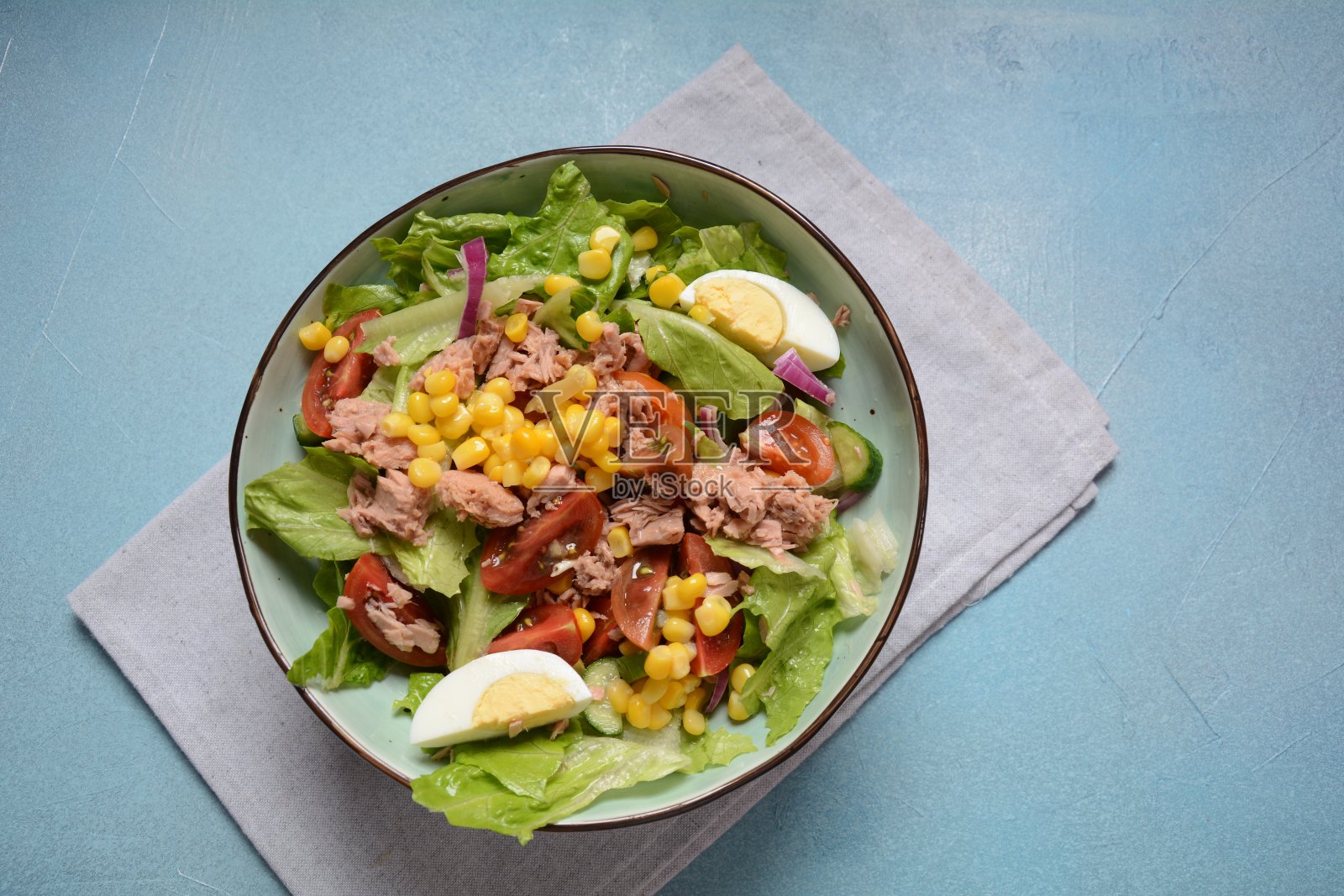 金枪鱼蔬菜沙拉照片摄影图片