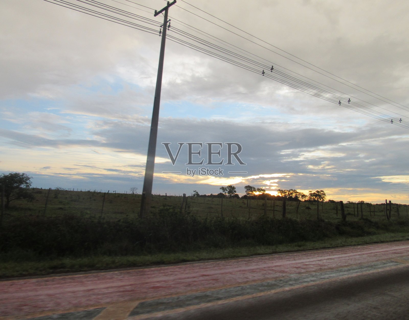 下午结束时，在通往查帕达·多斯·吉马良斯的路上照片摄影图片