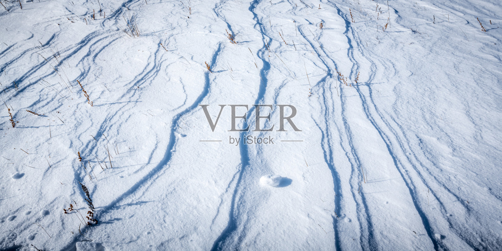 塔日然草原上的雪堆照片摄影图片