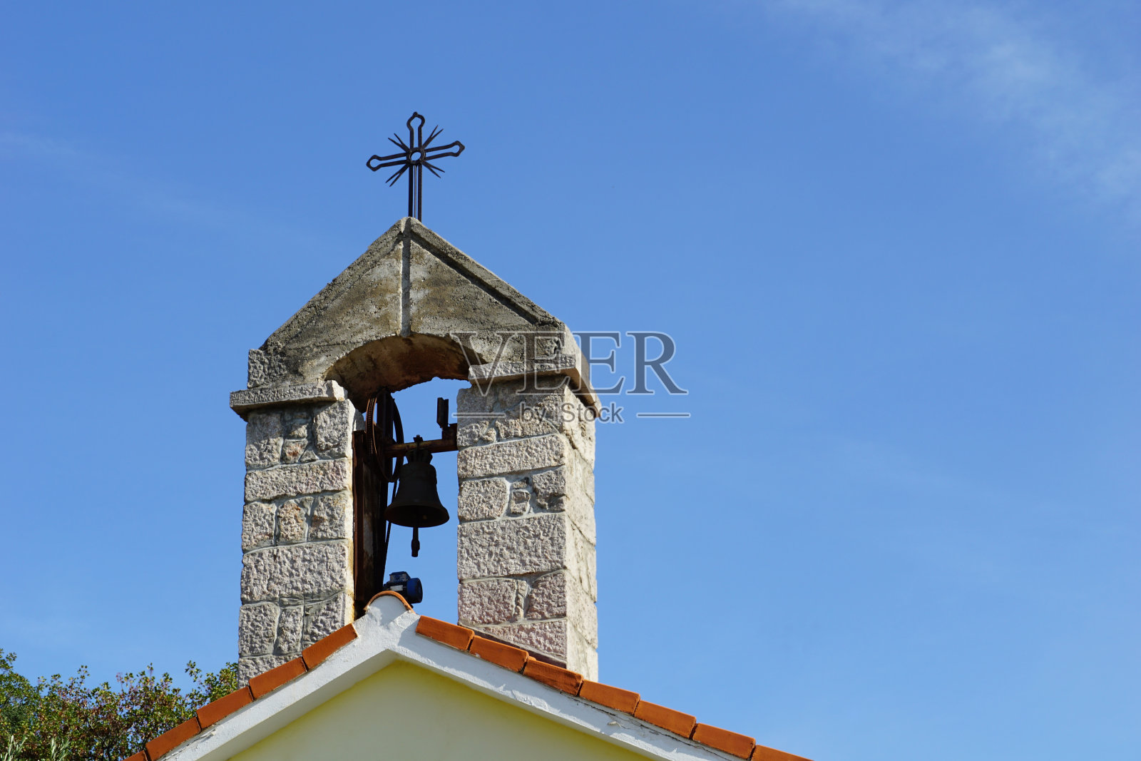 石制的小钟楼。蓝天前的老教堂钟楼照片摄影图片
