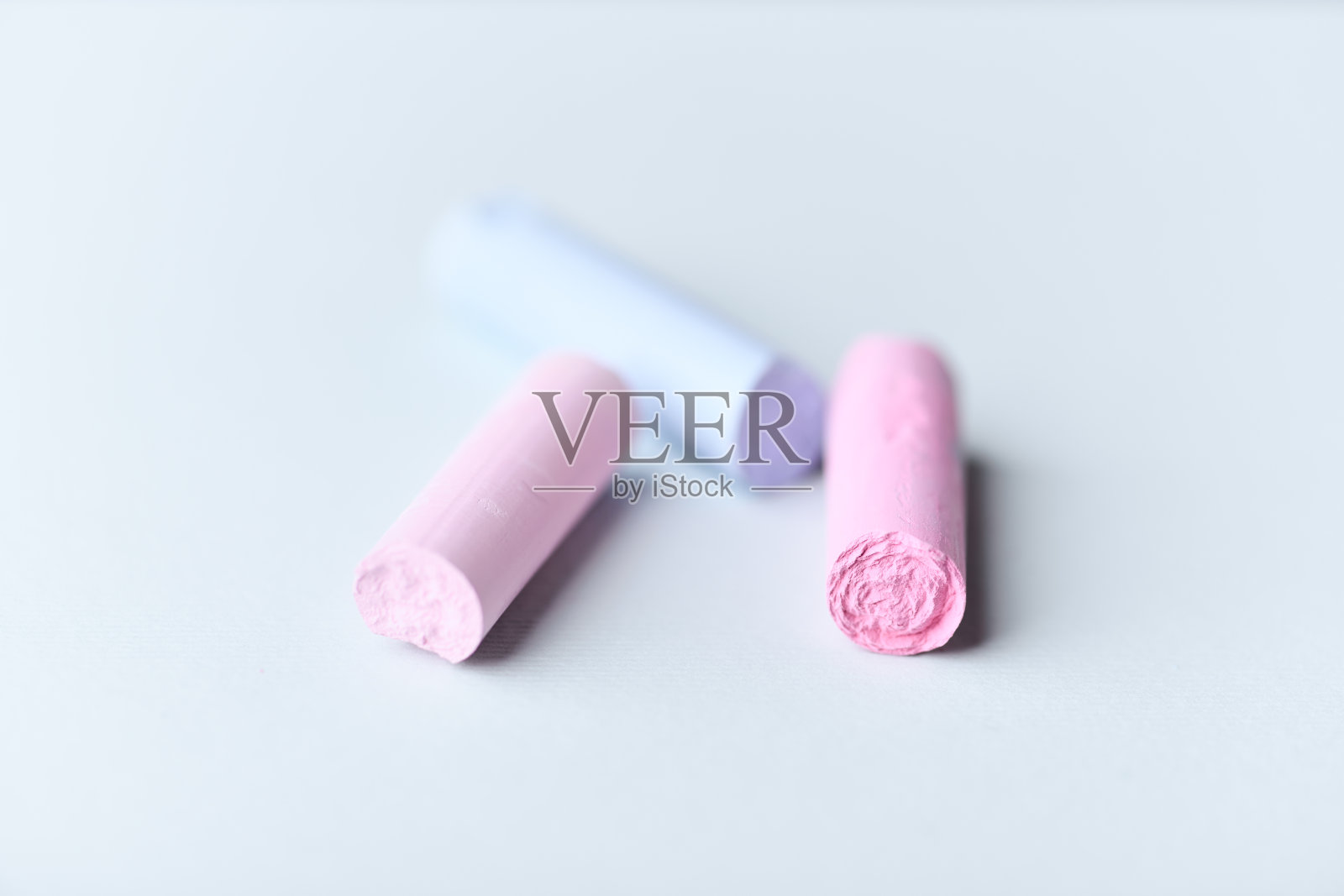 柔和的粉彩在明亮的背景上。关闭了。照片摄影图片