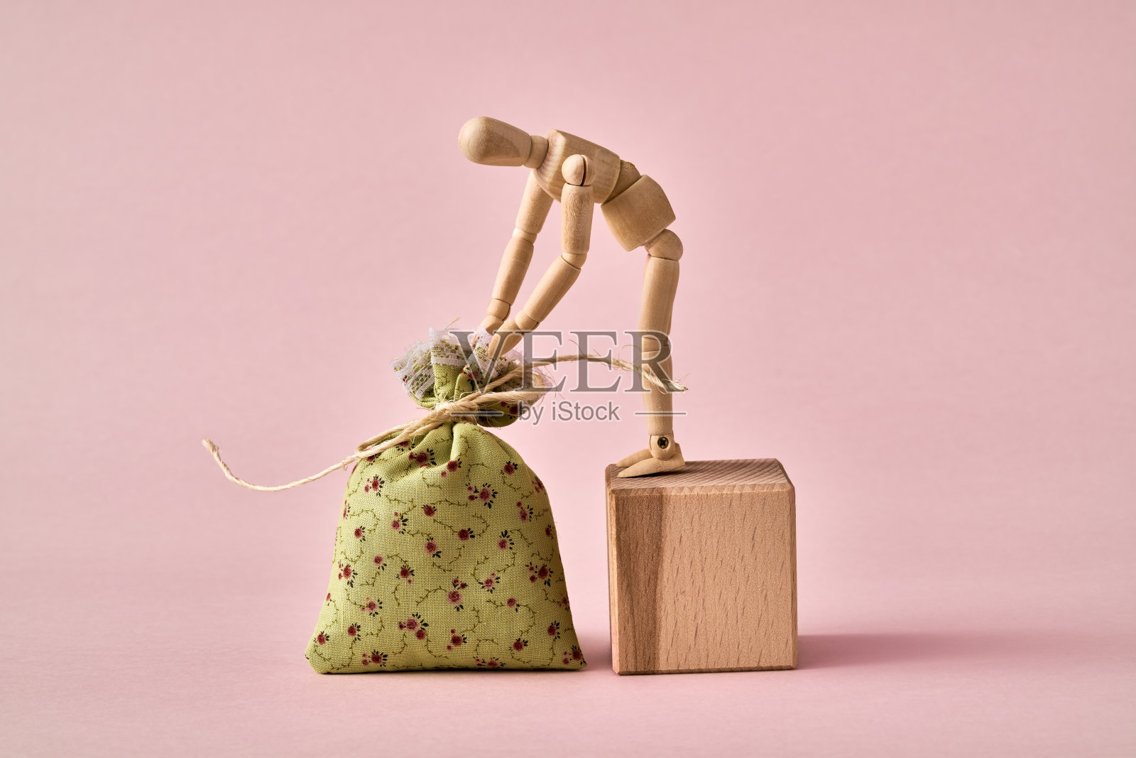 木雕打开一个绿色的棉袋子照片摄影图片