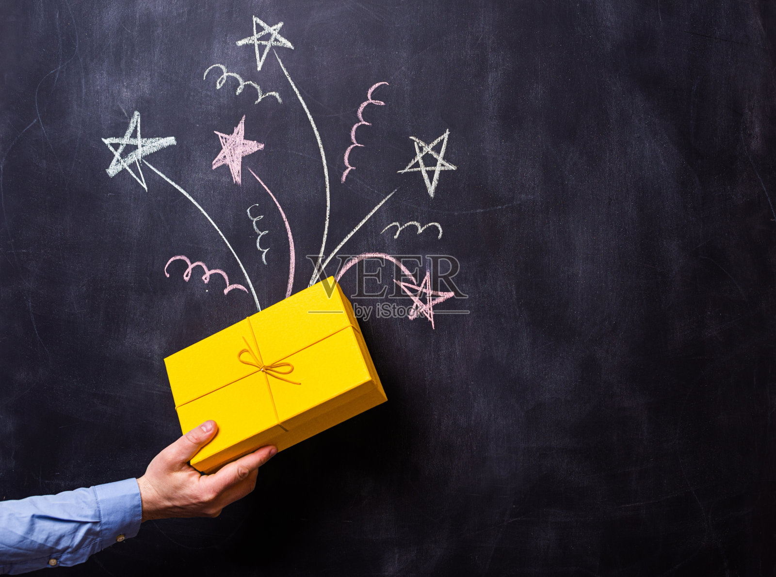 黄色礼品盒里的烟花照片摄影图片