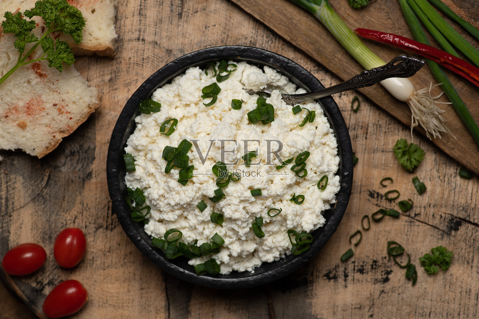 碗里的碎年轻奶酪照片摄影图片