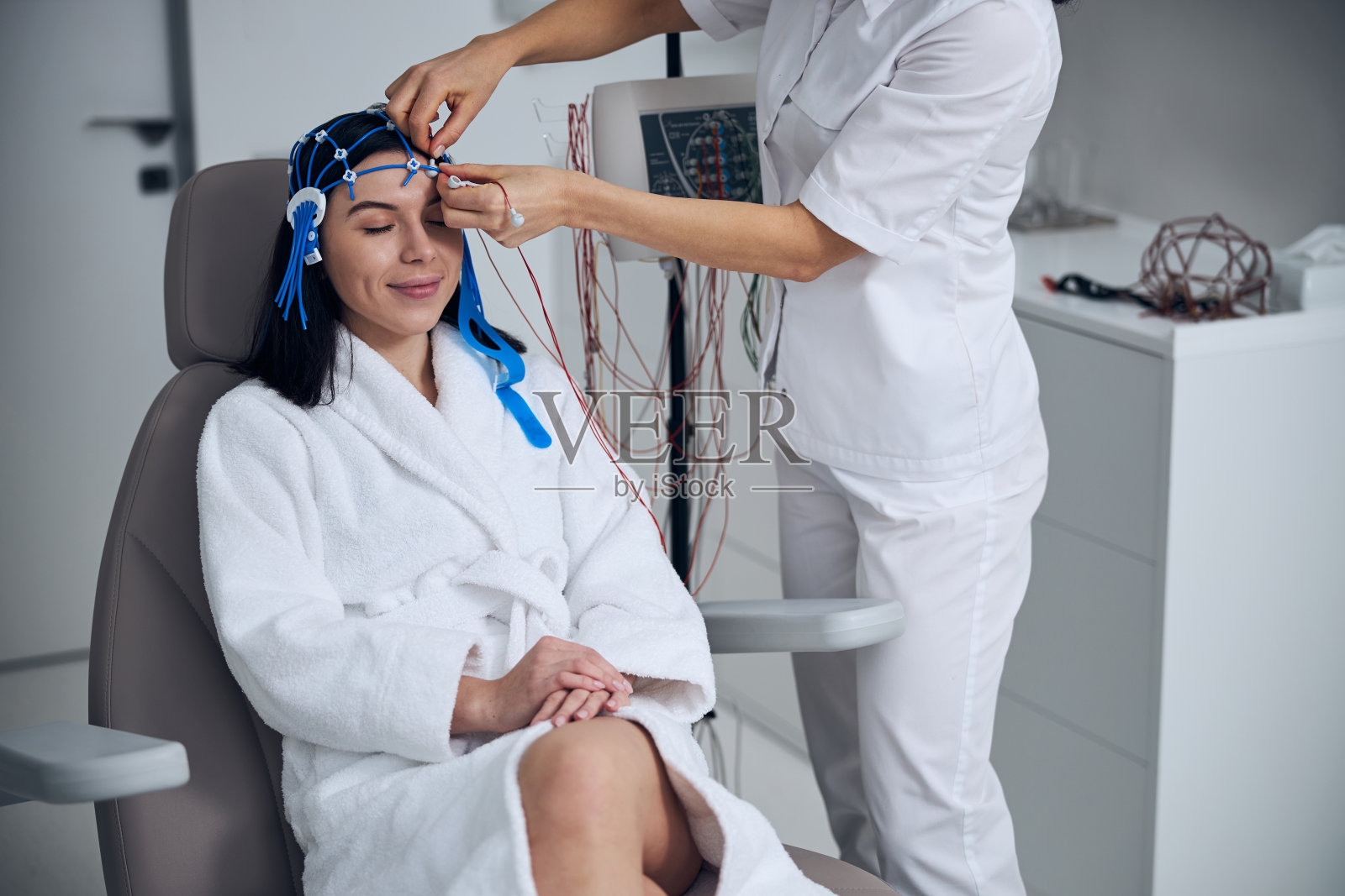 神经生理学家把电极接在病人头皮上照片摄影图片