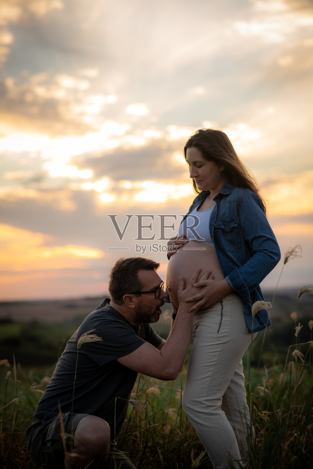 有趣的照片，怀孕和丈夫。照片摄影图片