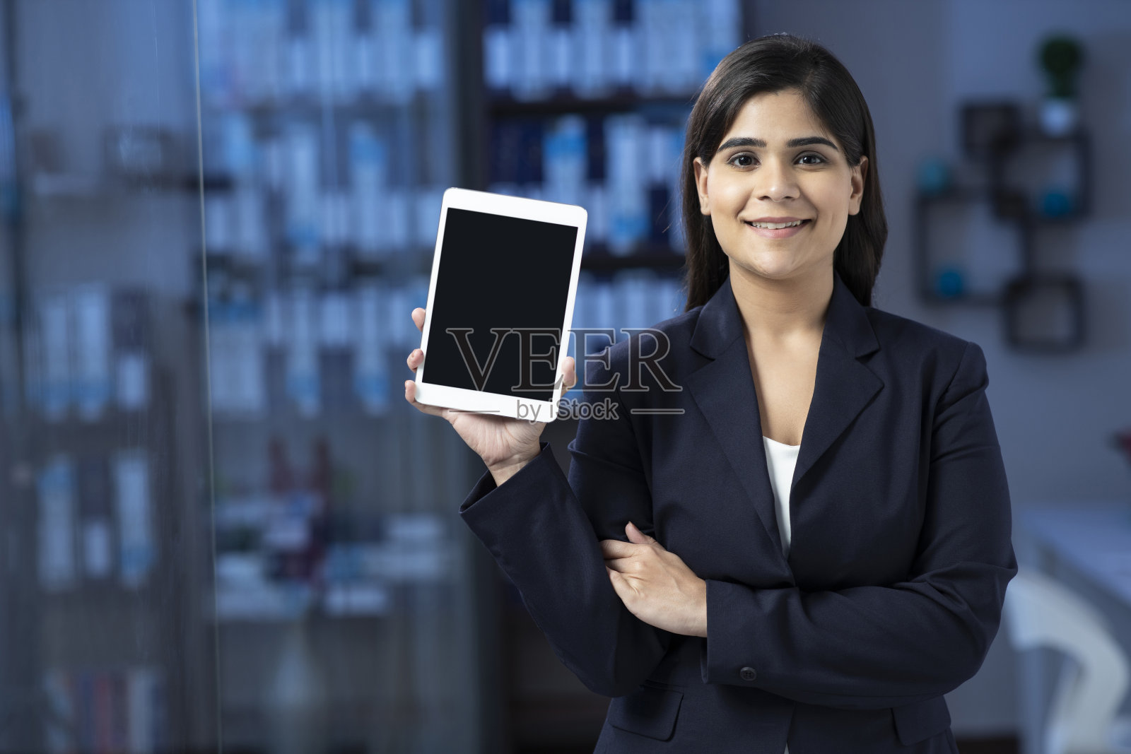 商务女性在办公室显示空白屏幕的数字平板电脑，库存照片照片摄影图片