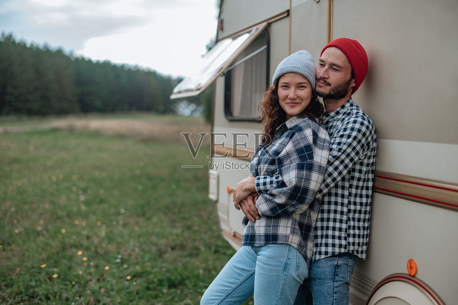 浪漫的夫妇花时间在一起附近的拖车家。照片摄影图片