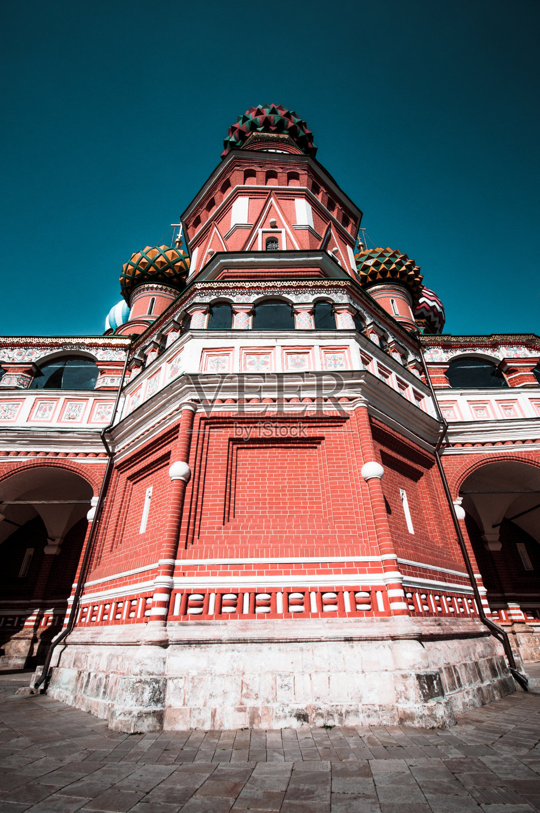 低角度的圣巴西尔教堂和蓝天在莫斯科，俄罗斯照片摄影图片